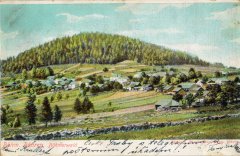 dobová pohlednice vsi s kostelem