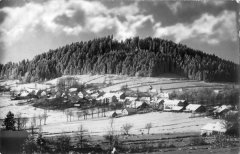 dobová pohlednice vsi s kostelem