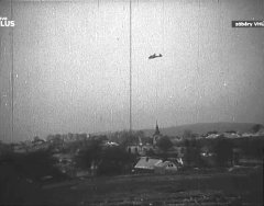 historické foto bombardování kostela (pod letadlem)