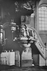 historické foto interiéru kostela - kazatelna