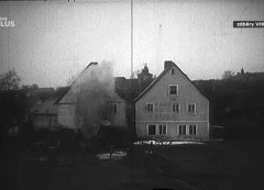 historické foto kostela (uprostřed, za domy)