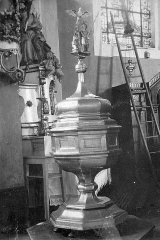 historické foto interiéru kostela - křtitelnice