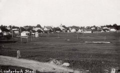 historické foto města s kostelem