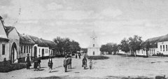 historické foto návsi s kaplí