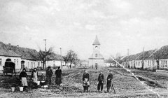 historické foto návsi s kaplí