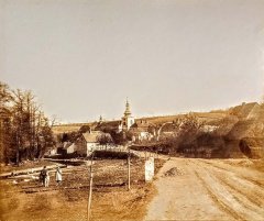 historické foto vsi s kostelem