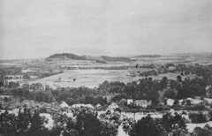 historické foto vsi s kostelem (v popředí)