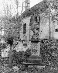 socha u kostela
