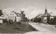 dobová pohlednice vsi s kostelem