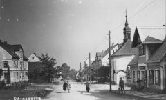 pohled ulicí ke kostelu