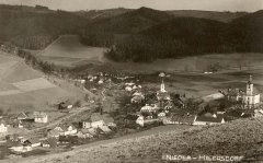 historické foto kostela (uprostřed)