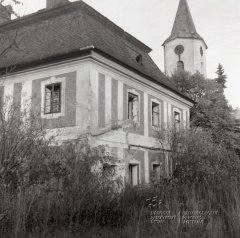 kostelní věž za farou