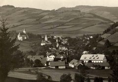 historické foto kostela (vlevo od středu)