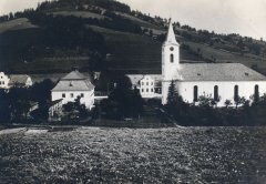 celkový pohled na kostel a faru