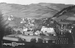 historické foto vsi s oběma kostely (evangelický vpravo)