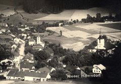 historické foto kostela (vlevo od středu)