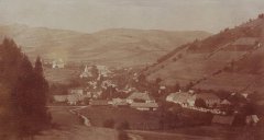 historické foto kostela (vlevo od středu)