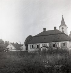 kostelní věž za farou