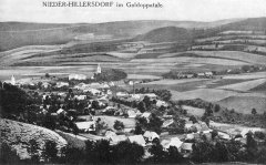 historické foto vsi s oběma kostely (evangelický vlevo)