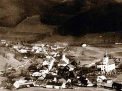 historické foto vsi s oběma kostely (evangelický uprostřed)