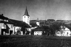 historické foto kostela (vlevo od středu)