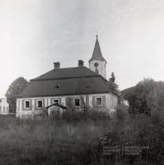 kostelní věž za farou