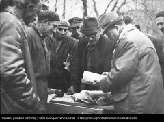 otevření schránky s dokumenty nalezené ve věži