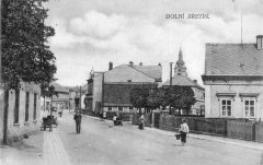 dobová pohlednice vsi s kostelem