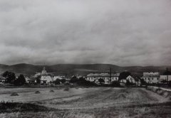 historické foto vsi s kostelem
