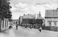 dobová pohlednice vsi s kostelem