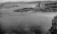 historické foto kostela (v pozadí) při napouštění přehrady