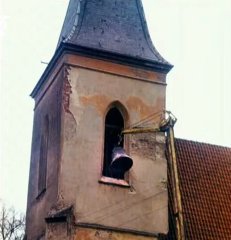 bourání kostela - snímání zvonů