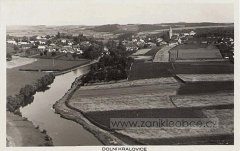 historické foto městečka s kostelem (v pozadí)