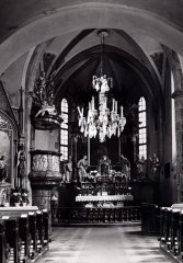 historické foto interiéru kostela - presbytář s hlavním oltářem
