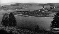 historické foto kostela (v pozadí) při napouštění přehrady