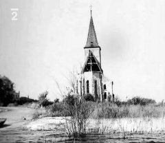 bourání kostela - rozebírání krovu