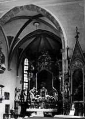 historické foto interiéru kostela - presbytář s hlavním oltářem