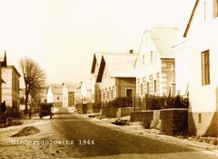 historické foto kaple (vpravo za křížem)