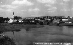 dobová pohlednice vsi s kostelem