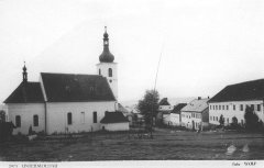 dobová pohlednice vsi s kostelem