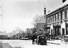 historické foto kostela (vpravo)
