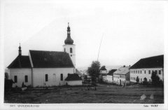 dobová pohlednice vsi s kostelem