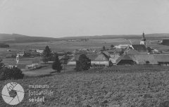 celkový pohled na ves s kostelem