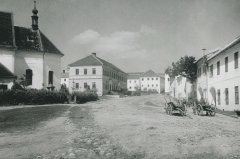 náves s částí kostela