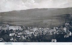 historické foto města s kostelem (vpravo)
