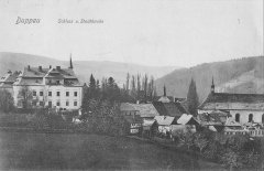 dobová pohlednice města s kostelem (vpravo)