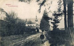 dobová pohlednice města s kostelní věží v pozadí