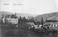 dobová pohlednice města s kostelem (vpravo)