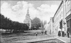 náměstí s kostelem