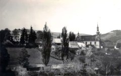 historické foto města s kostelem